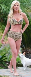Tori Spelling feet photo thumbnail