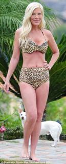Tori Spelling feet photo thumbnail