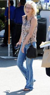 Tori Spelling feet photo thumbnail