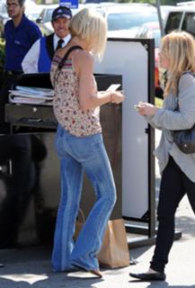 Tori Spelling feet photo thumbnail