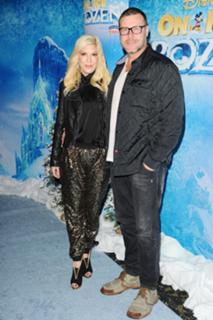 Tori Spelling feet photo thumbnail