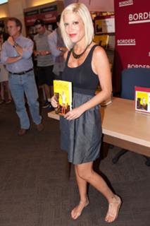 Tori Spelling feet photo thumbnail