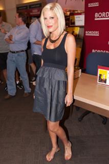Tori Spelling feet photo thumbnail