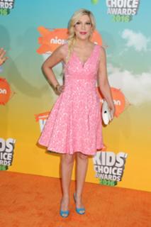Tori Spelling feet photo thumbnail
