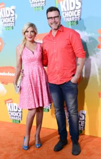 Tori Spelling feet photo thumbnail