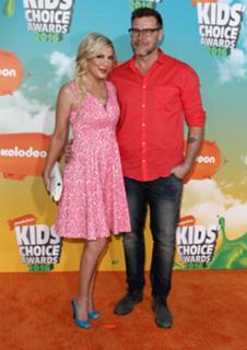 Tori Spelling feet photo thumbnail