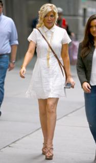 Tori Spelling feet photo thumbnail