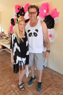 Tori Spelling feet photo thumbnail