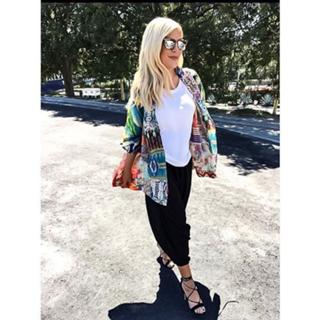 Tori Spelling feet photo thumbnail
