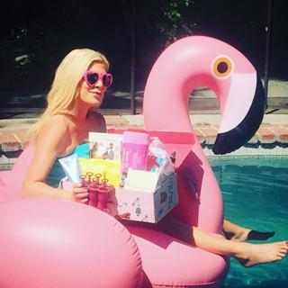 Tori Spelling feet photo thumbnail