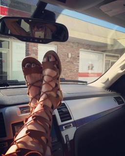Tori Spelling feet photo thumbnail
