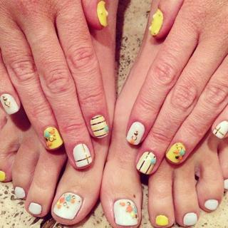 Tori Spelling feet photo thumbnail