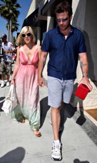Tori Spelling feet photo thumbnail