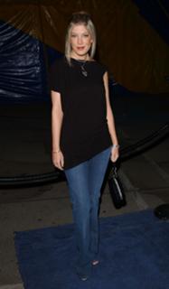 Tori Spelling feet photo thumbnail
