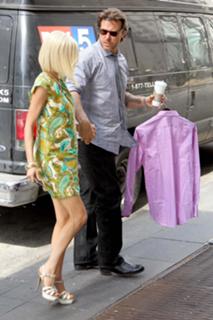 Tori Spelling feet photo thumbnail