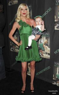 Tori Spelling feet photo thumbnail