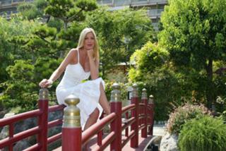 Tori Spelling feet photo thumbnail