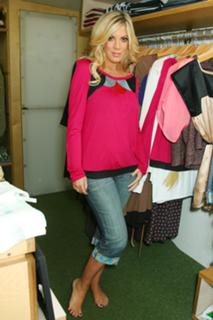 Tori Spelling feet photo thumbnail