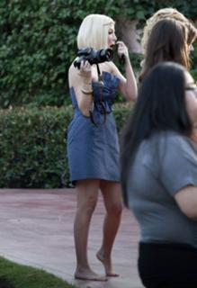 Tori Spelling feet photo thumbnail