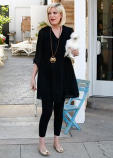 Tori Spelling feet photo thumbnail