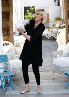 Tori Spelling feet photo thumbnail