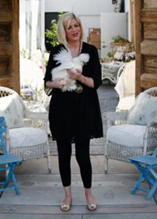 Tori Spelling feet photo thumbnail