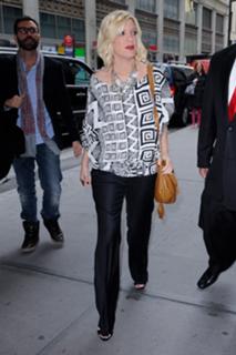 Tori Spelling feet photo thumbnail