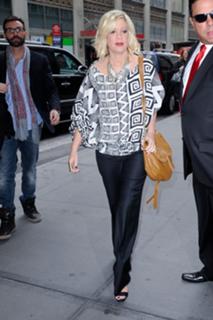 Tori Spelling feet photo thumbnail