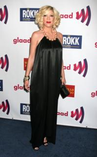 Tori Spelling feet photo thumbnail