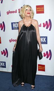 Tori Spelling feet photo thumbnail