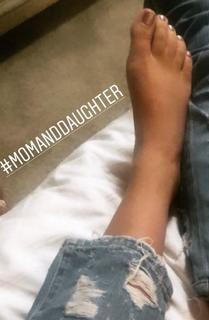 Tori Spelling feet photo thumbnail