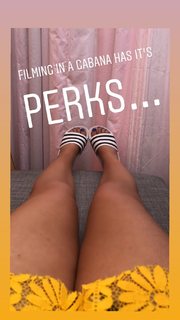 Tori Spelling feet photo thumbnail