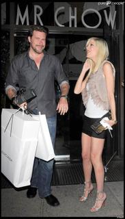 Tori Spelling feet photo thumbnail