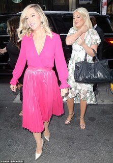 Tori Spelling feet photo thumbnail