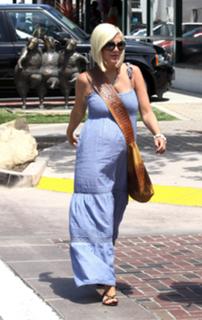 Tori Spelling feet photo thumbnail