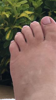 Tori Spelling feet photo thumbnail