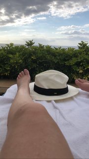 Tori Spelling feet photo thumbnail
