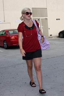Tori Spelling feet photo thumbnail