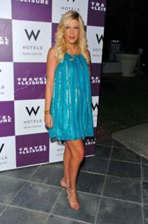 Tori Spelling feet photo thumbnail