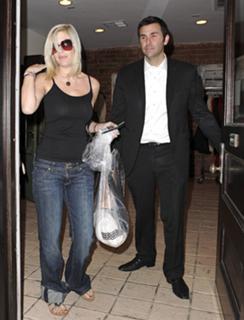 Tori Spelling feet photo thumbnail