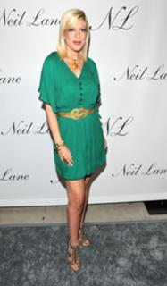 Tori Spelling feet photo thumbnail