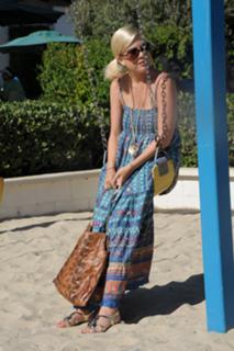 Tori Spelling feet photo thumbnail