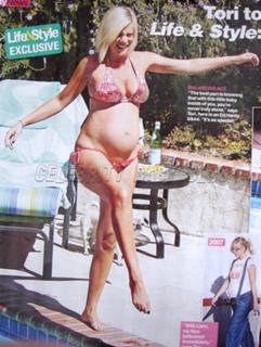 Tori Spelling feet photo thumbnail