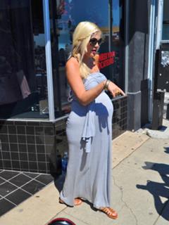 Tori Spelling feet photo thumbnail