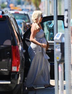 Tori Spelling feet photo thumbnail