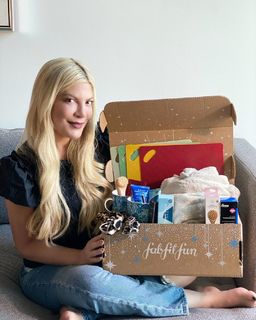 Tori Spelling feet photo thumbnail