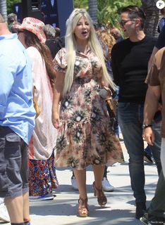 Tori Spelling feet photo thumbnail