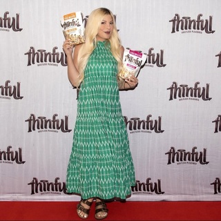 Tori Spelling feet photo thumbnail