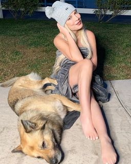 Tori Spelling feet photo thumbnail