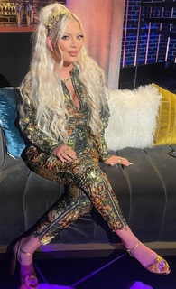 Tori Spelling feet photo thumbnail